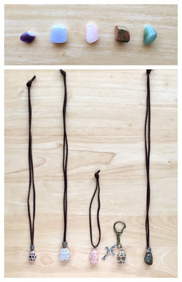 石包みのネックレス　使用糸：刺繍糸