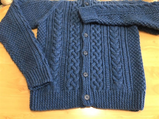 S・M様　メンズカーディガン。やはり面積が大きいです。縦編みの前立と裾の変わりゴム編みの編地が繋がり、美しいです。