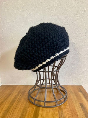 中長編み二目の玉編み目模様のベレー帽。黒地に白いラインがポイントです。