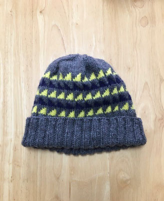 Y・M様　横糸渡しの編み込み模様の帽子。素敵な冬のアイテムが完成しましたね。糸始末も完璧です。棒針編み入門コース作品。
