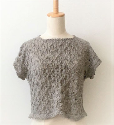 K・K様　リーフ模様の透かし編みセーター。黄みが入った灰みグレーと言ったらいいでしょうか、とても素敵な糸です。