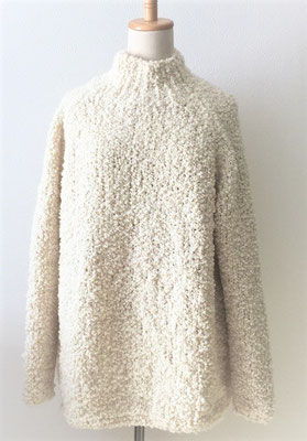 S・M様　ご自宅で編まれた姪っ子さんへのセーターを持ってきて見せて下さいました。糸はハマナカソノモノループだそうです。可愛い。柔らかくて温かいプレゼント、嬉しいですね。