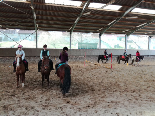 Des enfants en cours d'équitation.