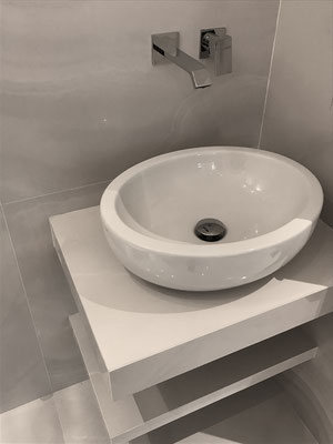 Piano lavabo in muratura rivestito in "marmo"