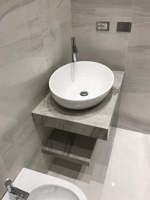 Piano lavabo in muratura rivestito in "marmo"