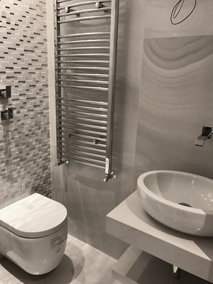 Bagno in suite con pavimento e rivestimento in "marmo"