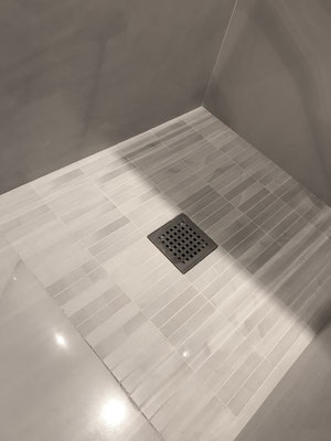 Piatto doccia in muratura rivestito in "marmo" a listelli