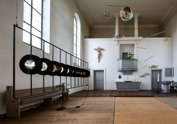 Black Holes, Installation mit Tonspur, Karolinenkirche, H 1,0 x 2,9 x 0,3m, 2021