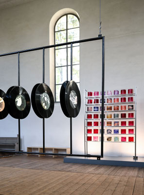 Black Holes, Installation mit Tonspur, Karolinenkirche, H 1,0 x 2,9 x 0,3m, 2021