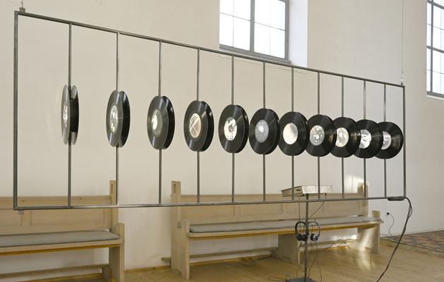 Black Holes, Installation mit Tonspur, Karolinenkirche, H 1,0 x 2,9 x 0,3m, 2021