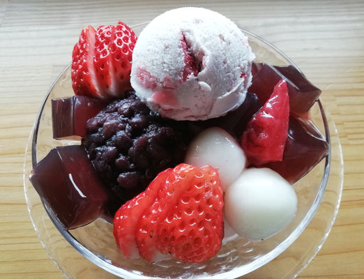 苺尽くしのつぶあん白玉