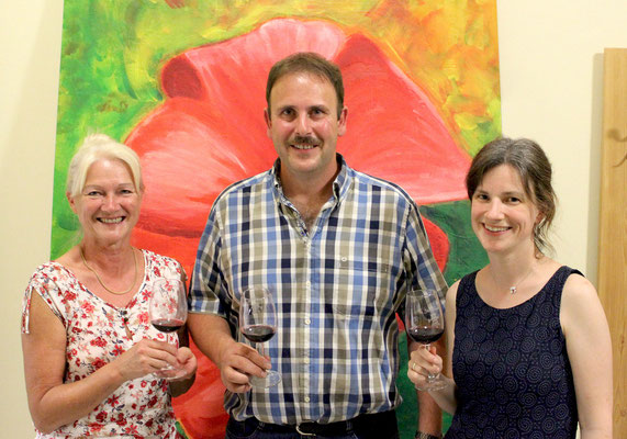 Der Weinbauer Riedlmayer mit den Künstlerinnen