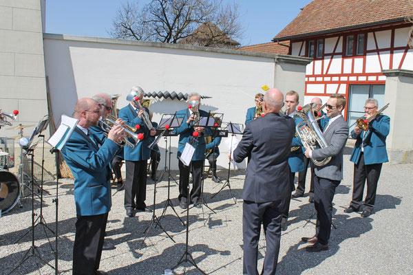 Hochzeitsständchen für Matthias und Jenni Zeltner am 7. April 2018 beim Zivilstandsamt Schöftland