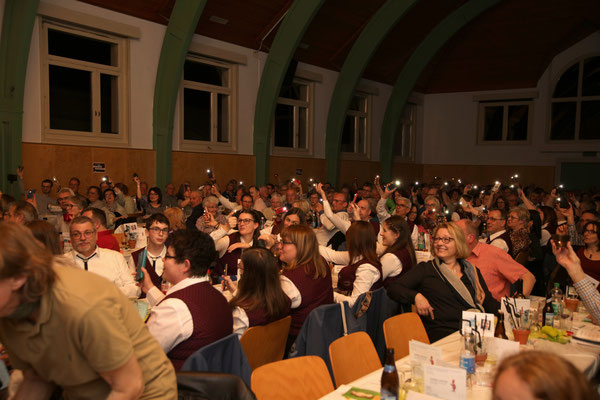 Lichter im Publikum bei «Hey Jude»; MGK Jahreskonzert 1. April 2023 mit Gastauftritt MV Utzenfeld (D); Foto Ruedi Hunziker, Kölliken