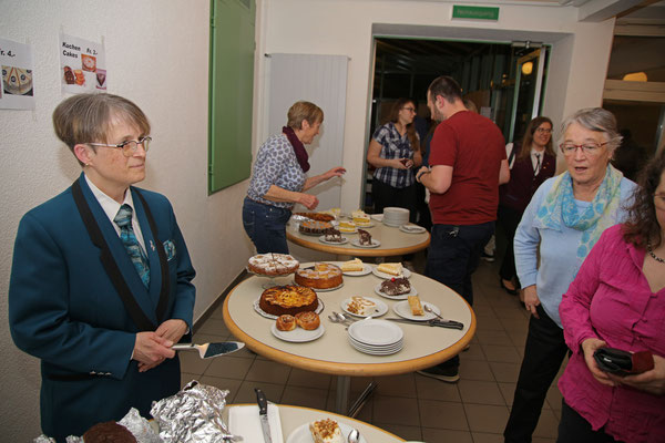 Beatrice Messer und Erika Baumann bei der Kuchen- und Tortenausgabe; Riesige Torten- und Kuchenauswahl; MGK Jahreskonzert 1. April 2023 mit Gastauftritt MV Utzenfeld (D); Foto Ruedi Hunziker, Kölliken