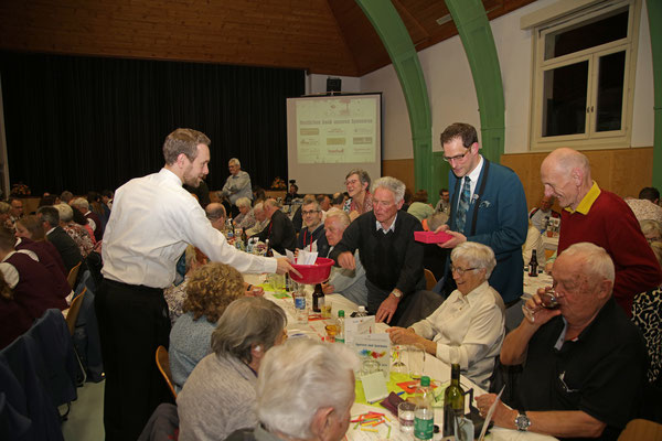 Losverkauf in der Pause (Matthias Zeltner [links], Daniel Widmer); MGK Jahreskonzert 1. April 2023 mit Gastauftritt MV Utzenfeld (D); Foto Ruedi Hunziker, Kölliken