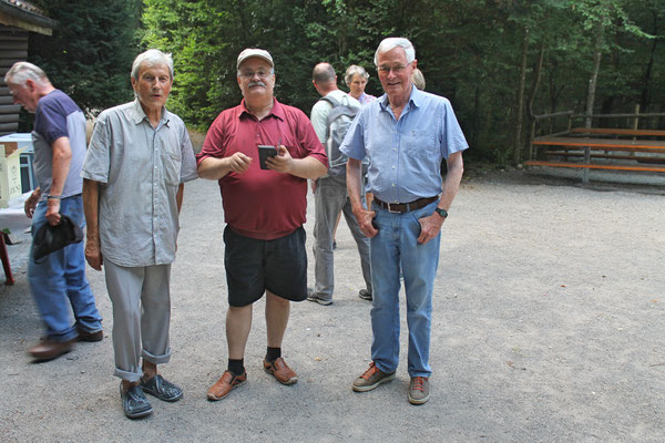 Hock (Grillieren) bei der Waldhütte Salamander Kölliken 1. Juli 2019; v.l. Sepp Ottiger, Giovanni Pisano, Max Hächler