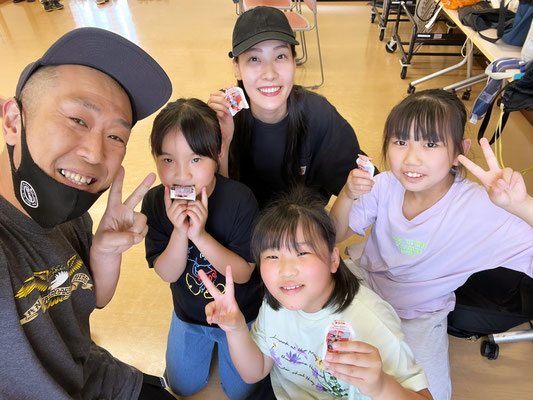 稲毛ストリートダンススクール DOWN BY LAW・キッズクラスからの1枚♪新入生のユナちゃんが持ってきてくれたゼリーをお友達と頂いて、記念にパチリしちゃいました♪