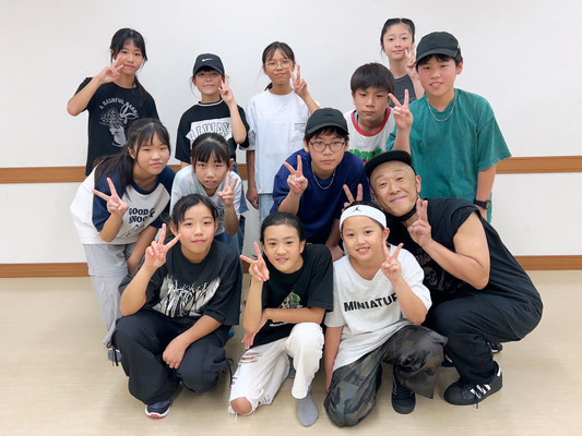 発表会前のリハーサルで、DOWN BY LAWの選抜メンバー・イカヅチと、若葉区 Mob squad 18時クラスのメンバーが合流できたので、記念に集合写真を撮っちゃいました♪