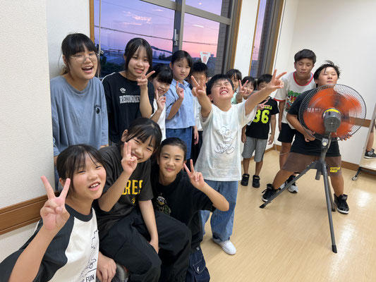 稲毛ダンススクール DOWN BY LAWです♪先日のダンスレッスン前に、窓辺からとっても綺麗な夕焼けが見えたので皆で記念撮影♪