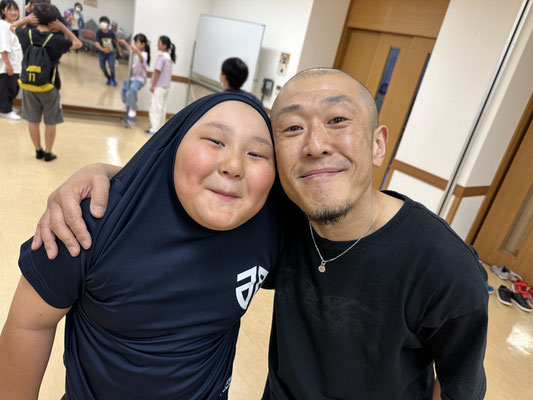 稲毛 ダンススクール DOWN BY LAWのキッズHIPHOPクラスメンバー・ハルクとTADA先生♪2人ともまん丸です♪めっちゃ良い写真♪