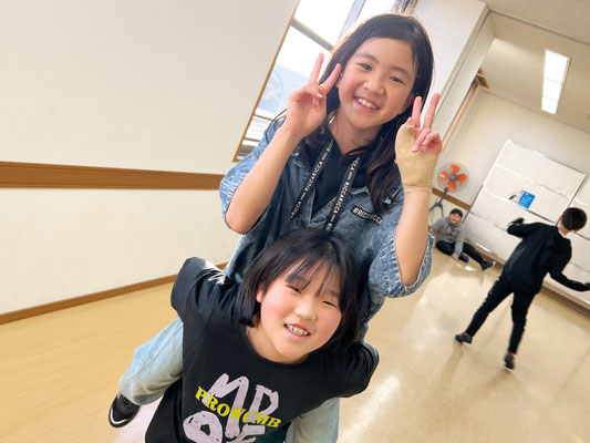 稲毛 ダンススクール DOWN BY LAW・キッズクラス(17:00～18:00)の仲良し小学生2人組、かえちゃんとほのちゃん♪