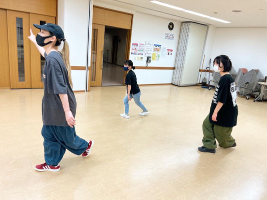 レッスン開始時間より30分近くも早く到着して、復習をするサラとアヤと、その2人を大事にバックアップしてくれているエム先生♪
