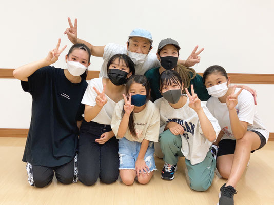 キッズクラスだったサラが大人クラスへ移動♪記念に皆で集合写真！めっちゃ良い写真が撮れました♪
