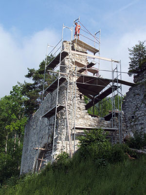 Nach dem Hochziehen der Fundamentmauer wurden die Reste gesichert.