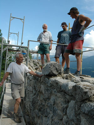 Joe Bertsch, Fritz Gostner, Jakob und Franz Brunner auf der Krone des Südbogens.