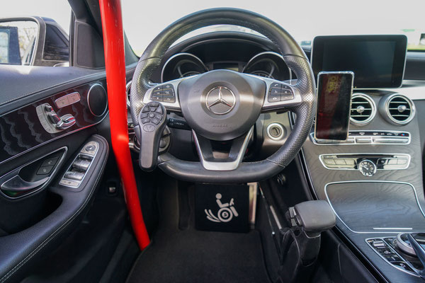 Behindertengerechter Mercedes-Benz C 450 AMG Selbstfahrerumbau mit MFD, Handgerät für Gas & Bremse, Pedalsperre