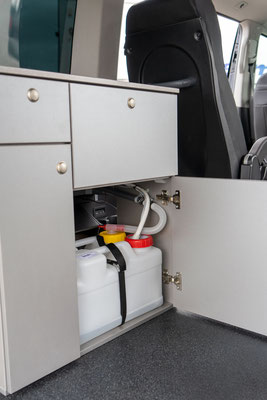 Behindertengerechter Volkswagen T6 mit Hecklift, FutureSafe, WC, Freizeitblock inklusive Waschmöglichkeit, Transferkonsole uvm.