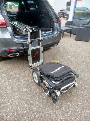 Behindertengerechter Mercedes-Benz GLE 350 E mit Ladeboy im Kofferraum