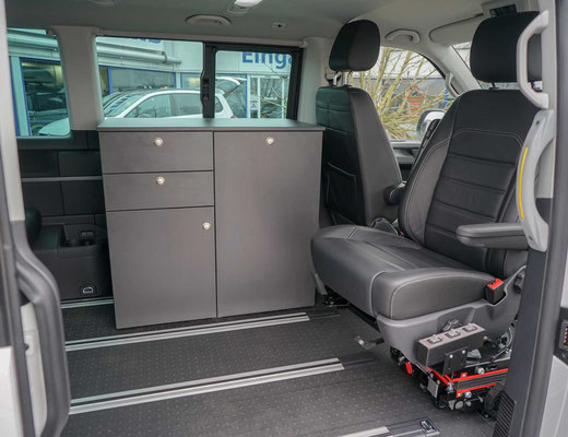 Behindertengerechter Volkswagen T6.1 Multivan als Beifahrerlösung