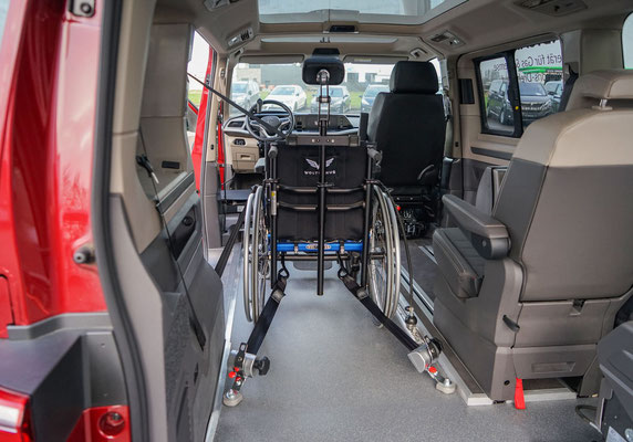 behindertengerechter Volkswagen T7 Multivan Umbau für Selbstfahrer und Beifahrer