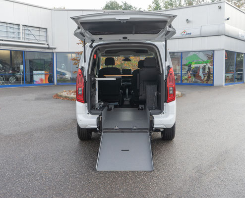Behindertengerechter Opel Combo mit Heckeinstieg, drehbarem Tisch, Ablagebox inklusive Getränkehalter uvm.