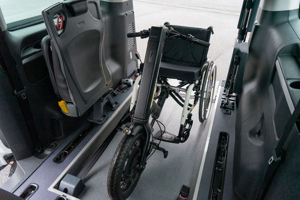 Behindertengerechter Opel Vivaro L3 mit Heckausschnitt mit langer Wanne