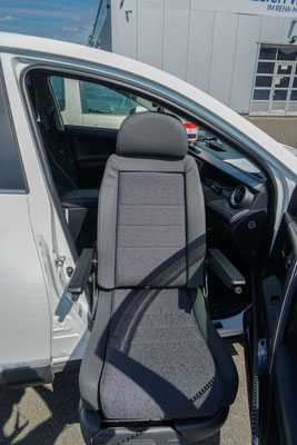 Behindertengerechter Toyota RAV IV 2.5 Hybrid Beifahrerumbau