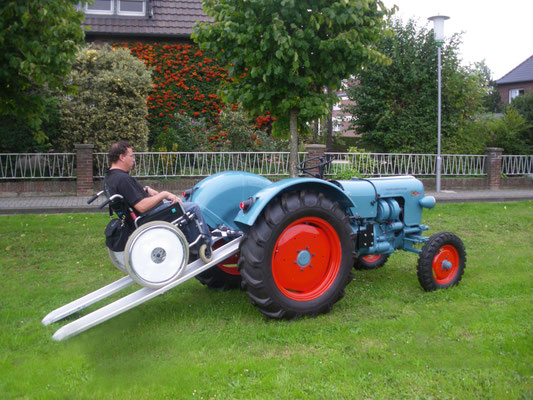 behindertengerechter Oldtimer Traktor Selbstfahrerumbau mit Rampe