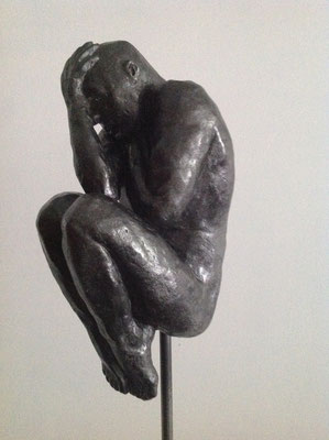"Regret"  effet bronze anthracite  22 cm sur socle béton 105 cm   450 euros