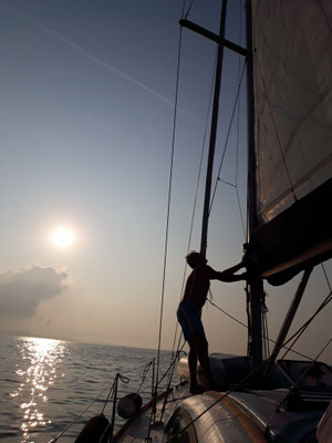 Segelsetzen beim Sonnenutergang