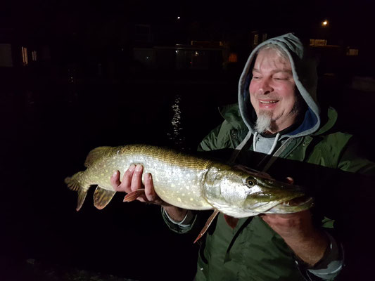 Lars mit Hecht..Esox ist auch im Dunkeln aktiv