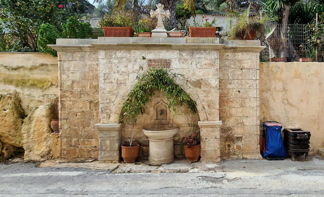 ein Brunnen vor dem Kloster