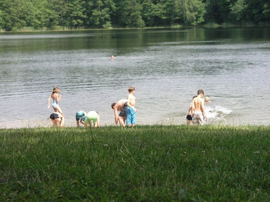 Schwimmen in den zahlreichen Seen und Wandern am Ufer in Brandenburg - © Blockhaus Profi 
