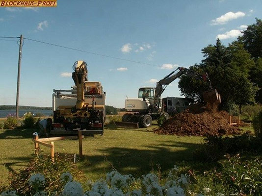 Blockhaus bauen - Baustelle in Brandenburg wird angesteckt - Blockhausbau  - Einfamilienhaus - Holzhaus - Hausbau  - Holzbau