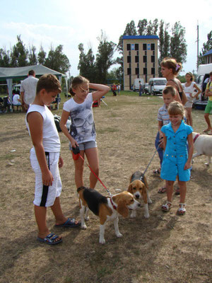 Дети и собаки. Элла и Бонита на выставке в Донецке