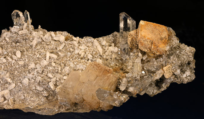Baryt (rechts oben), Quarz und Cafcit; BB: 5 cm; Fundort: Beverin; Sammlung: Röbi Hauser§