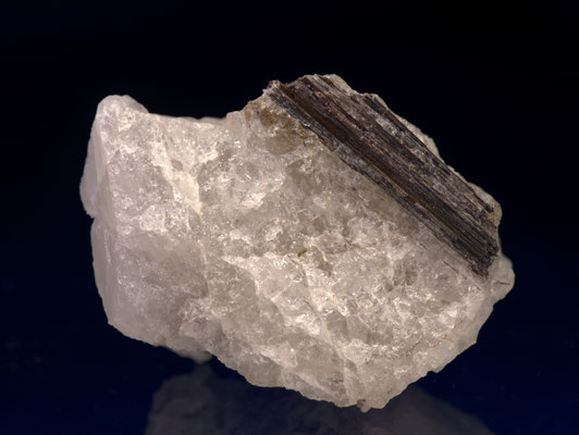 Rutil auf Quarz; B: 4 cm; Fundort Tambo Alp GR; Sammlung: Daniel Huber