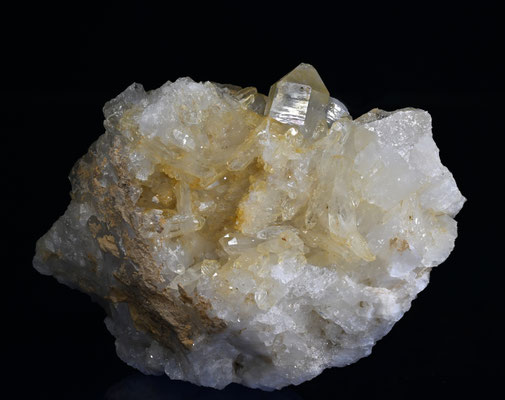 Quarzstufe mit etwas Limonit, B: 6 cm, Fundort: Piz Runal; Sammlung: Steve Frei