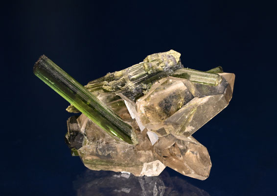 Grüner Turmalin auf Quarz; B: 56 cm; Fundort: Brasilien; Sammlung: Lilo Wiget